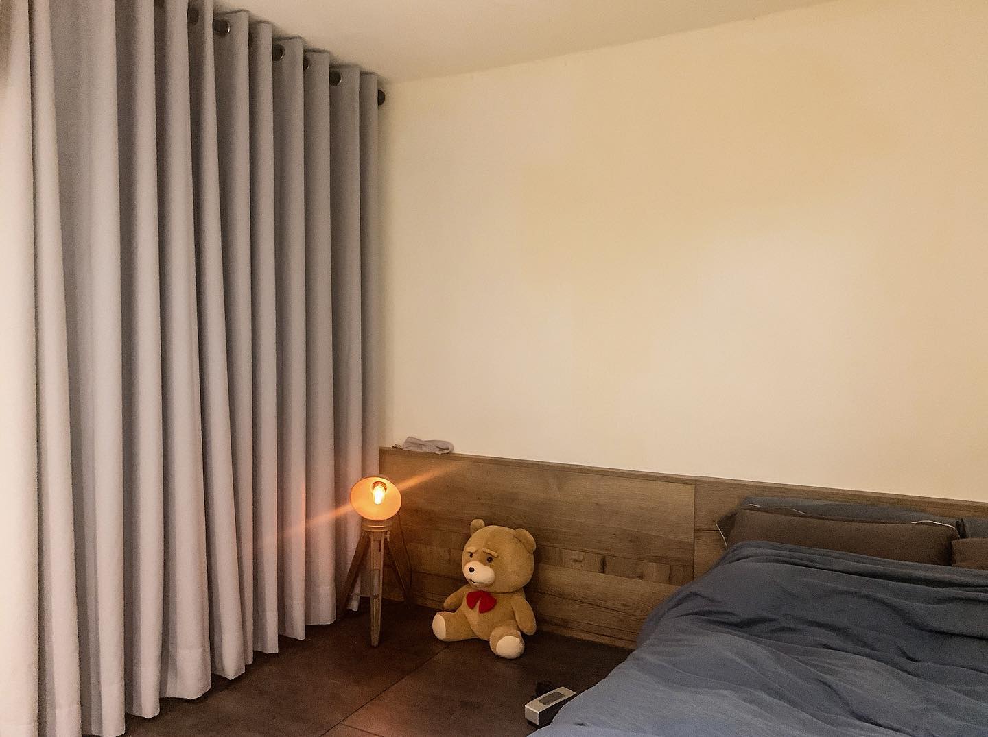 主臥室遮光窗簾配置