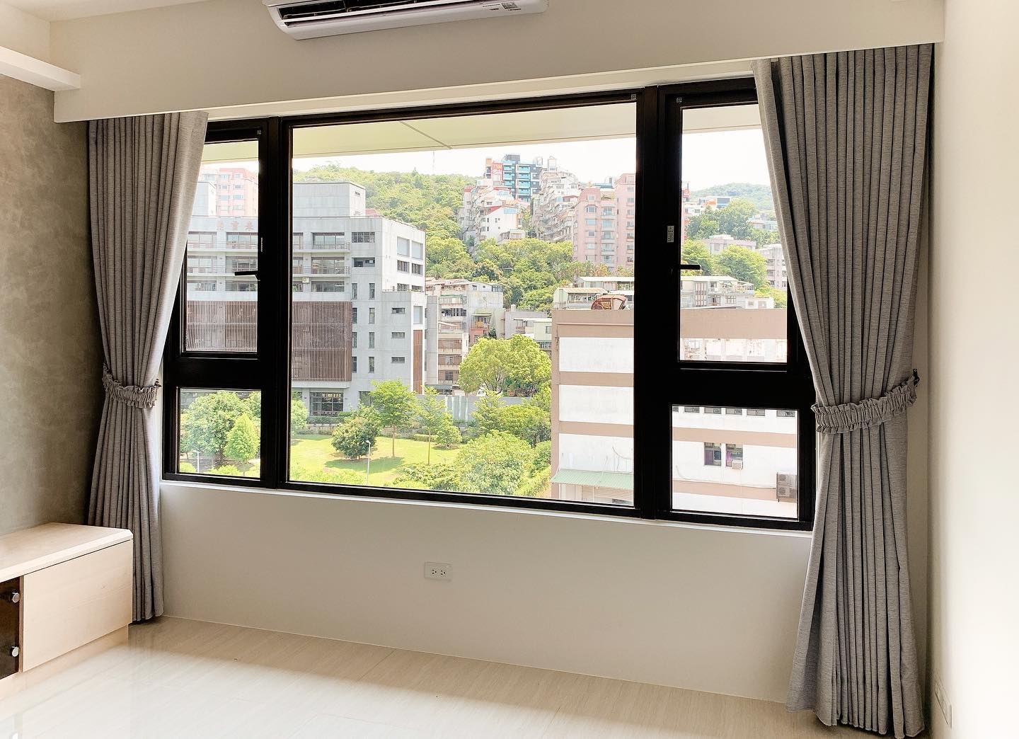 客廳落地窗窗簾規劃