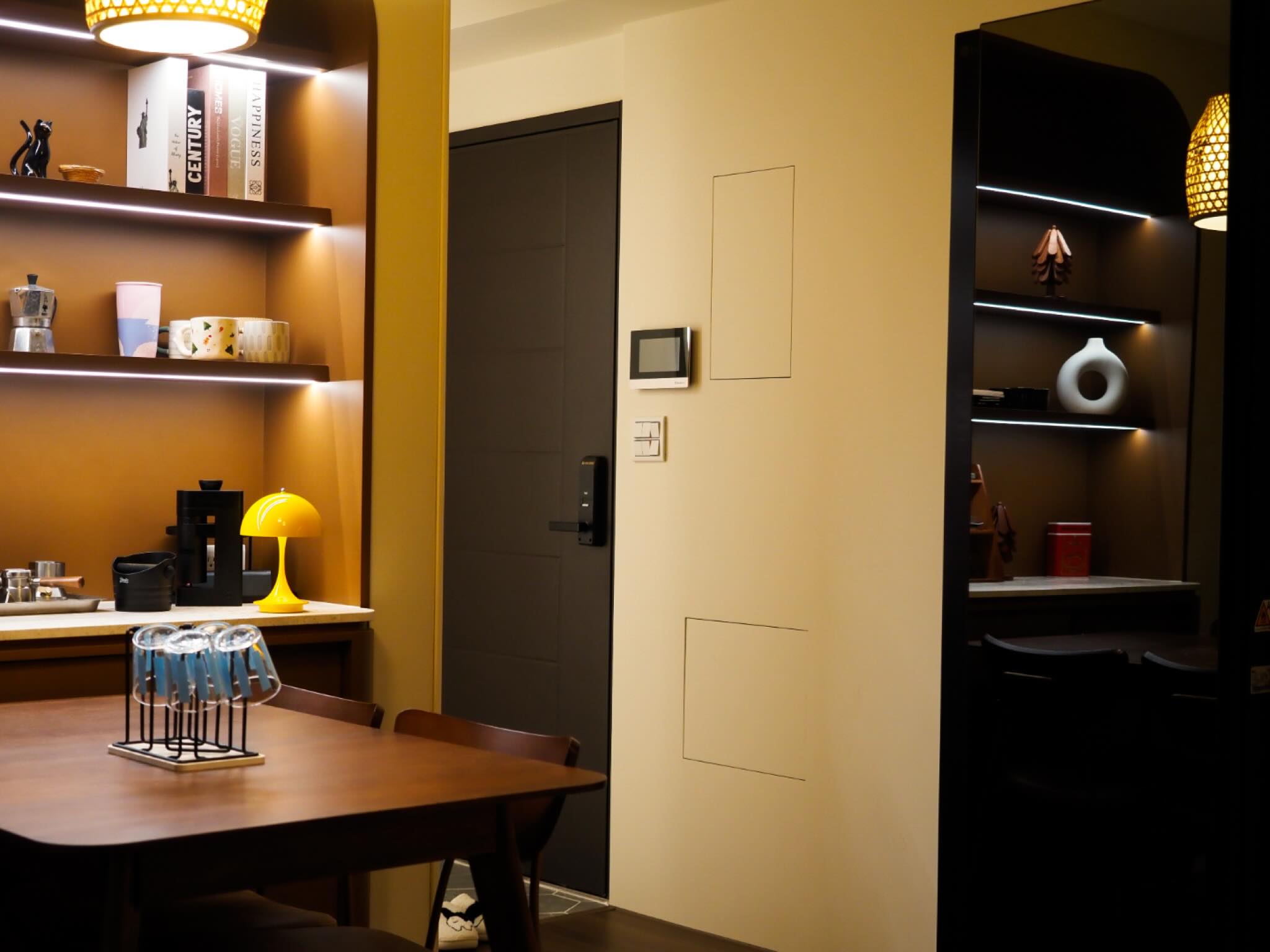 書房窗簾與展示櫃整合